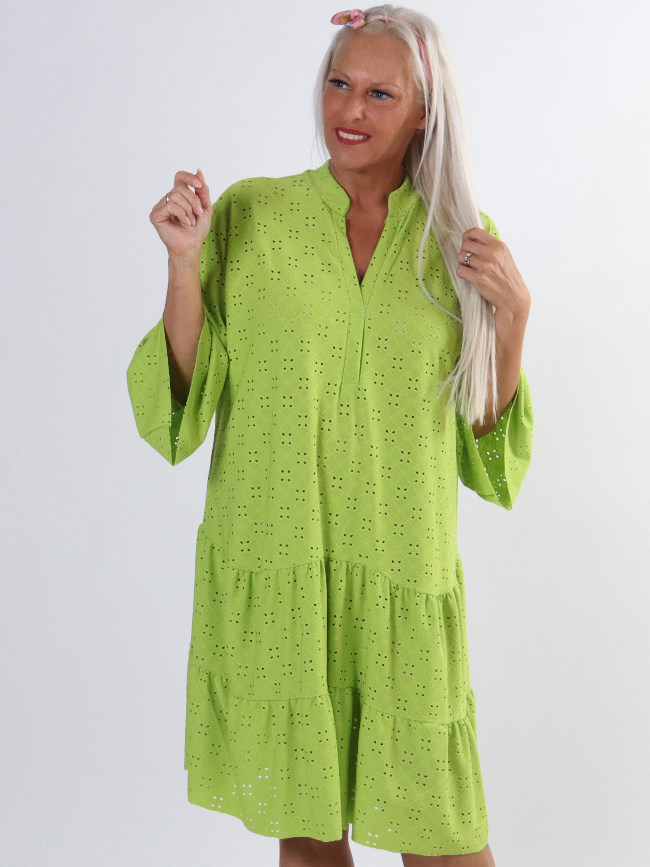 Indiana - Sød elastisk plus size kjole i broderi anglaise